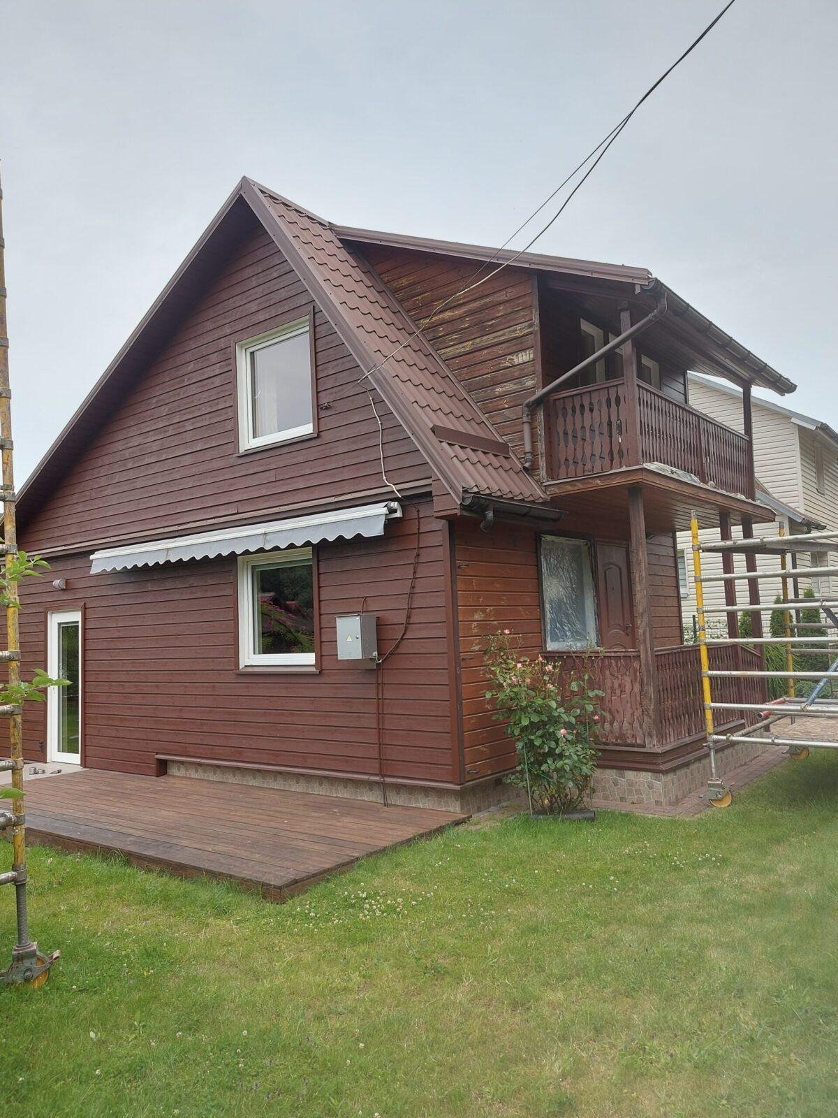 Medinio namo fasado atnaujinimas ir dažymas,nebaigtas balkono fasado paruošimas,Aukštaitija