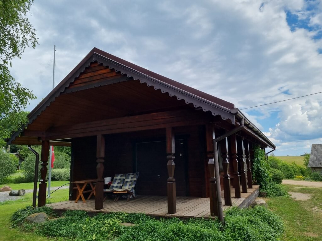 Nudažytas rąstinis namas su tvarkingai
padengtu paviršiumi ir ilgaamže danga