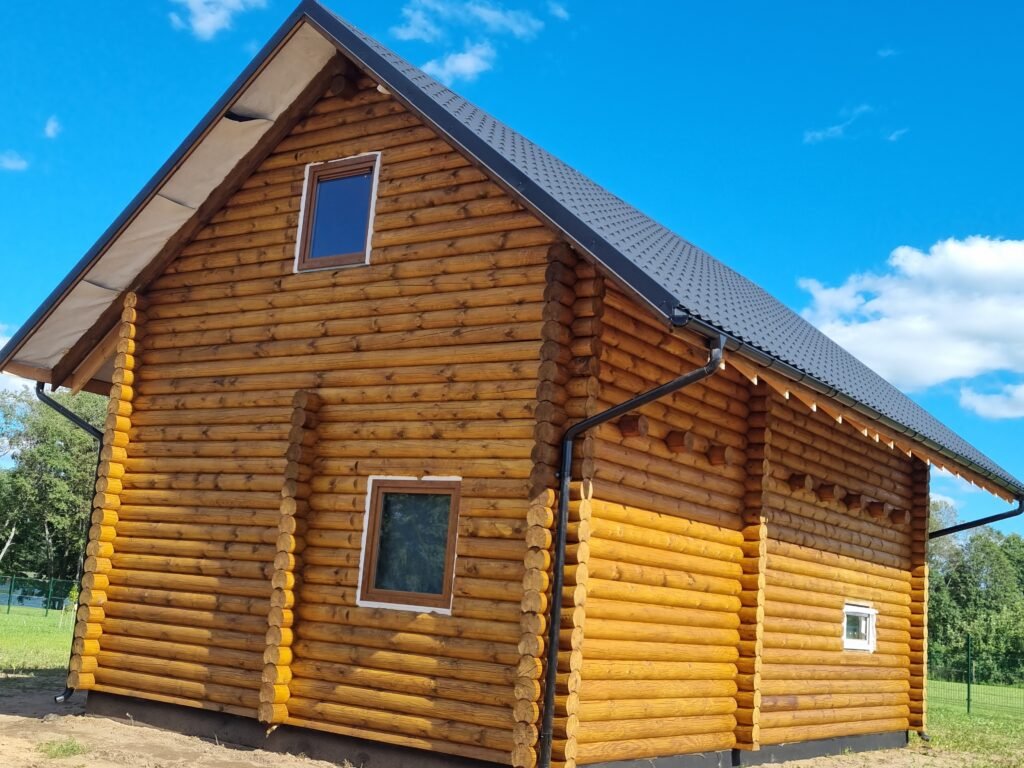 Naujai nudažytas namo fasadas naudojant aukštos kokybės dažyvę