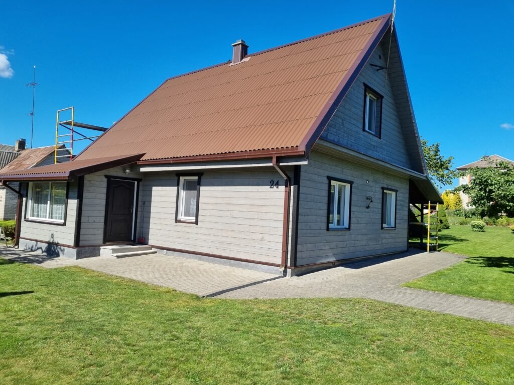 Fasadas, kuriam būtinas reguliarių nešvarumų pašalinimas, kad išliktų apsaugotas