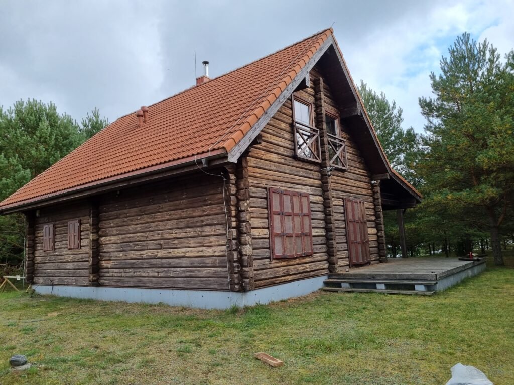 Paruoštas rąstinis fasadas prieš dažymo darbus - dar niekas neatlikta