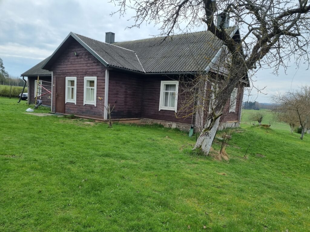 Nedažytas namas, paviršius laukia paruošiamųjų etapų prieš dažymo procesą