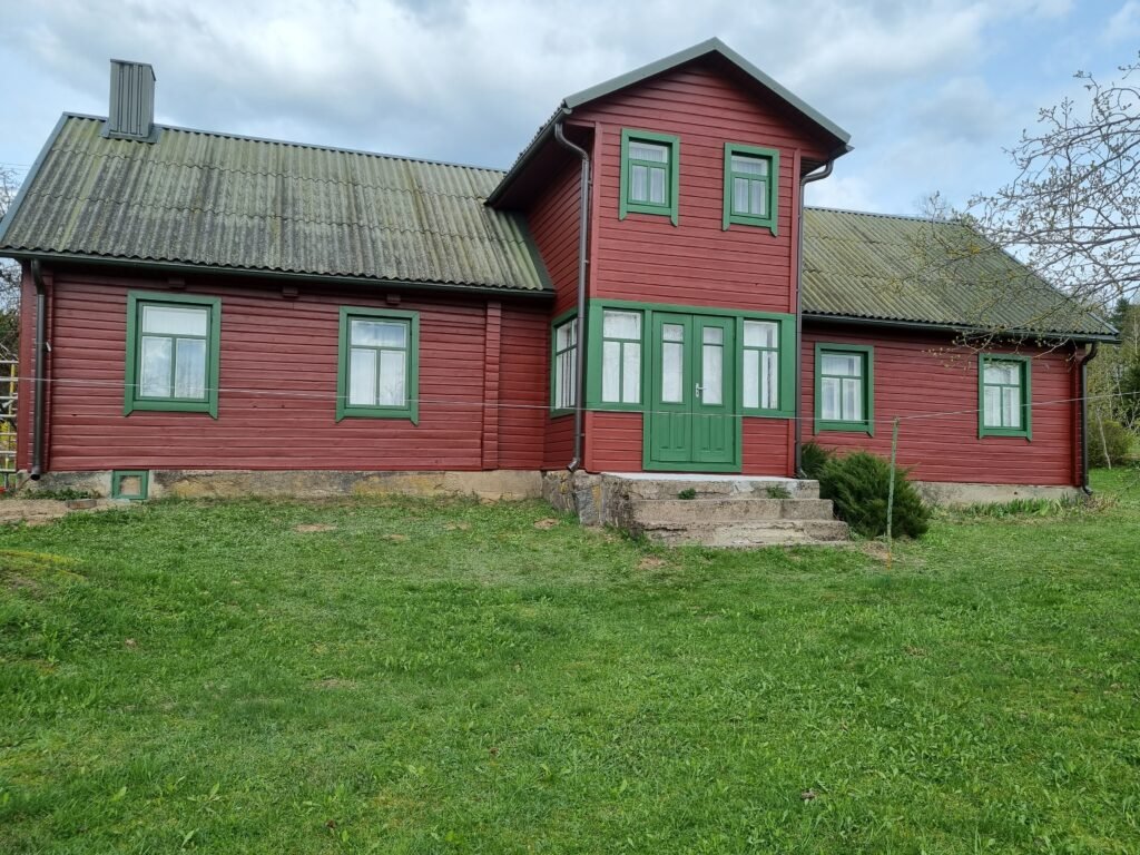 Nudažytas fasadas po paruošiamųjų darbų lygi ir estetiška danga