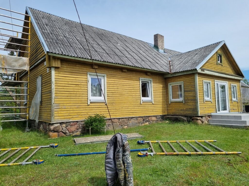 Laukiamas paruošiamųjų fasado darbų etapas, paviršius nedažytas, mediena švari