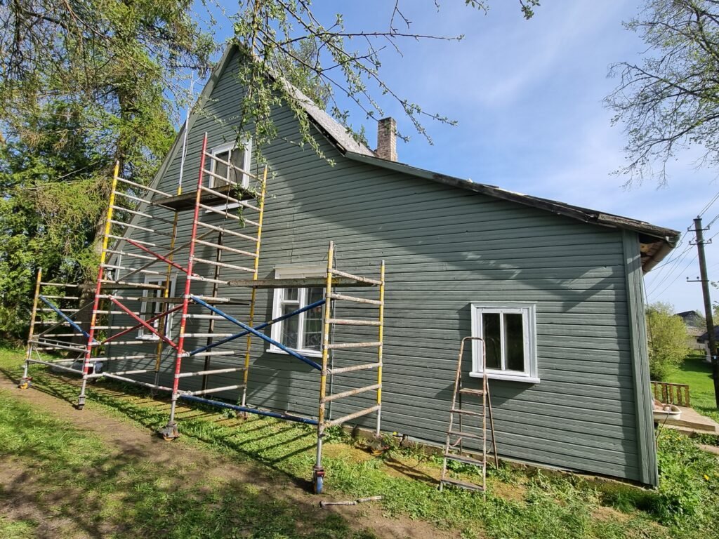 Medinis namas po dažymo - Iygi ir
tvarkinga fasado danga