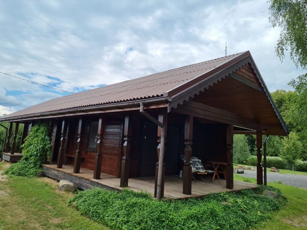 Rąstų sienos po dažymo darbų - tolygiai padengtos, apsaugotos ir tvarkingai atnaujintos