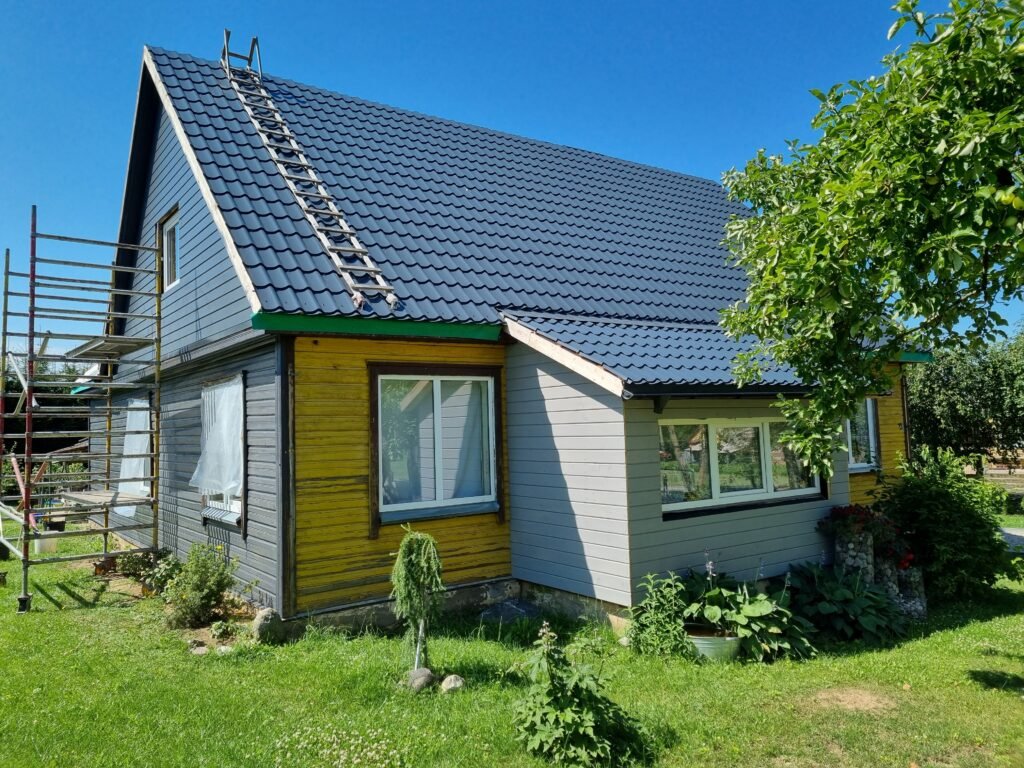 Fasadas dar nevisas nugruntuotas, laukia paruošiamųjų dažymo darbų, medienos apsauga planuojama