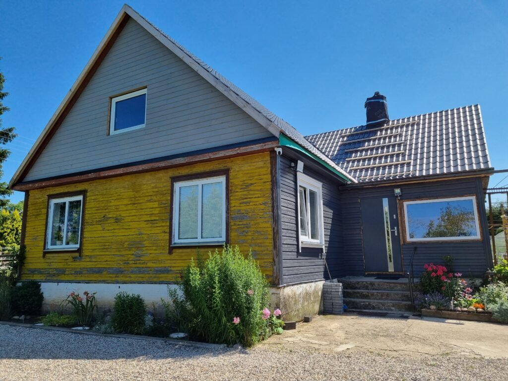 Paviršius dar nedažytas, fasadas laukia valymo, gruntavimo ir kitų paruošiamųjų darbų