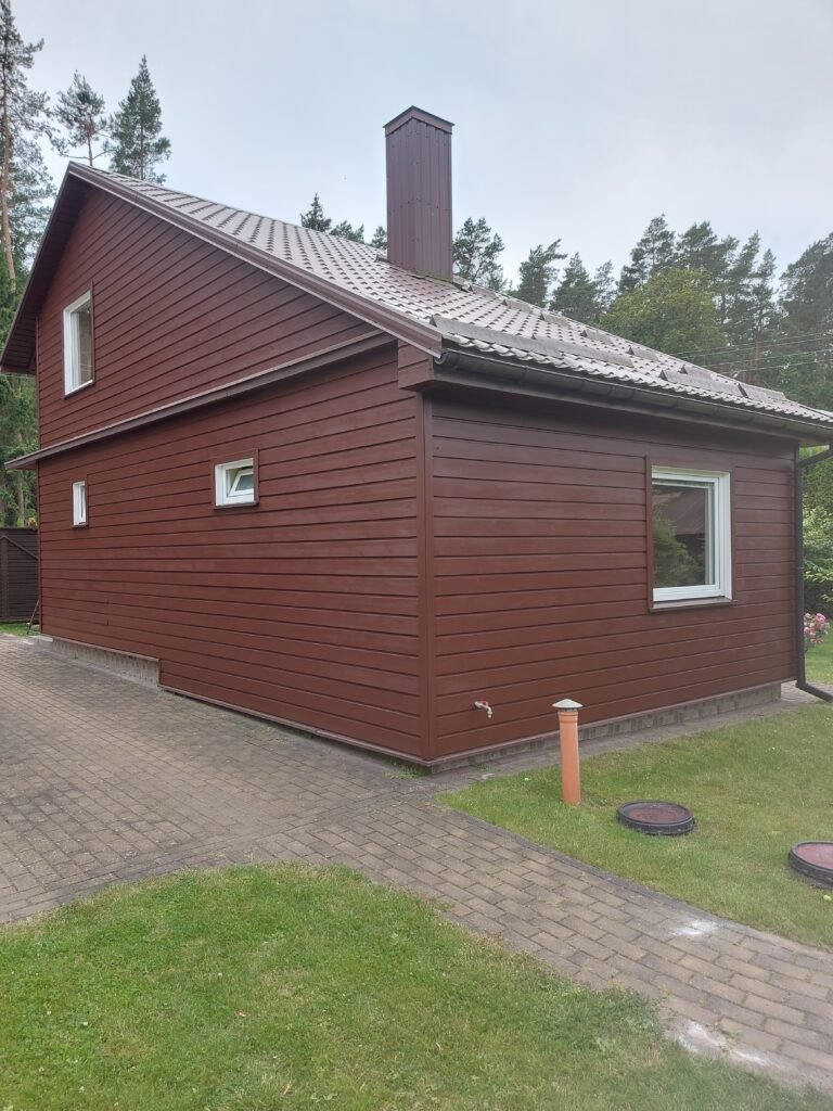 Medinio namo dažymas, Ukmergės rajone, ruda spalva