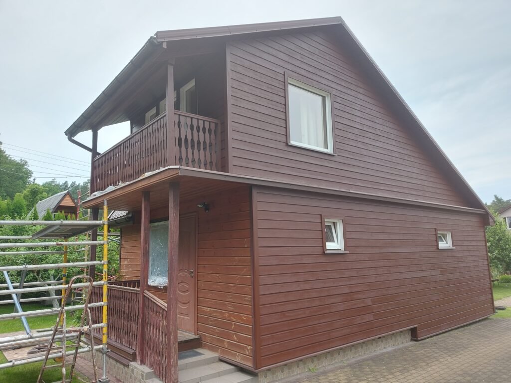 Ruda spalva dengiamas fasadas, dažoma antra pusė - darbai vyksta