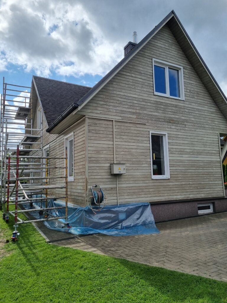 Ruošiamasi medinio namo dažų šalinimui - įrankiai paruošti