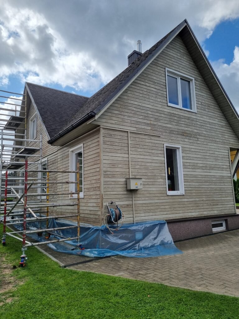 Medinio fasado dažų šalinimo pradžia