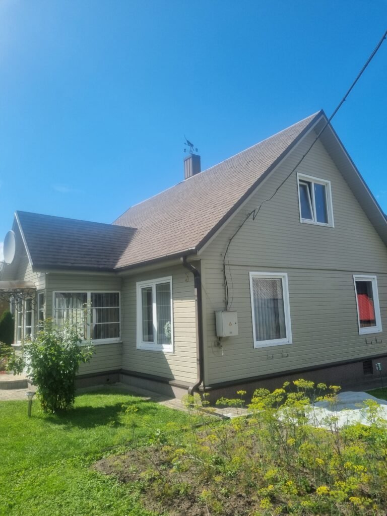 Medinis namas po dažymo darbų