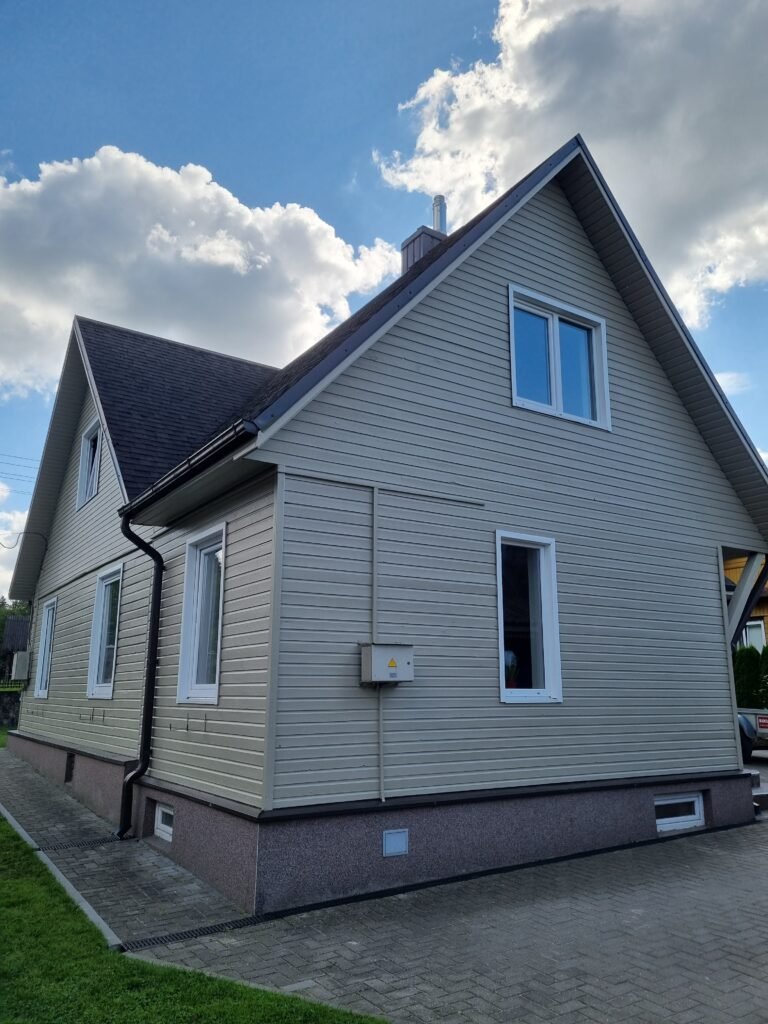 Nudažytas medinis namas - gražus ir tvarkingas