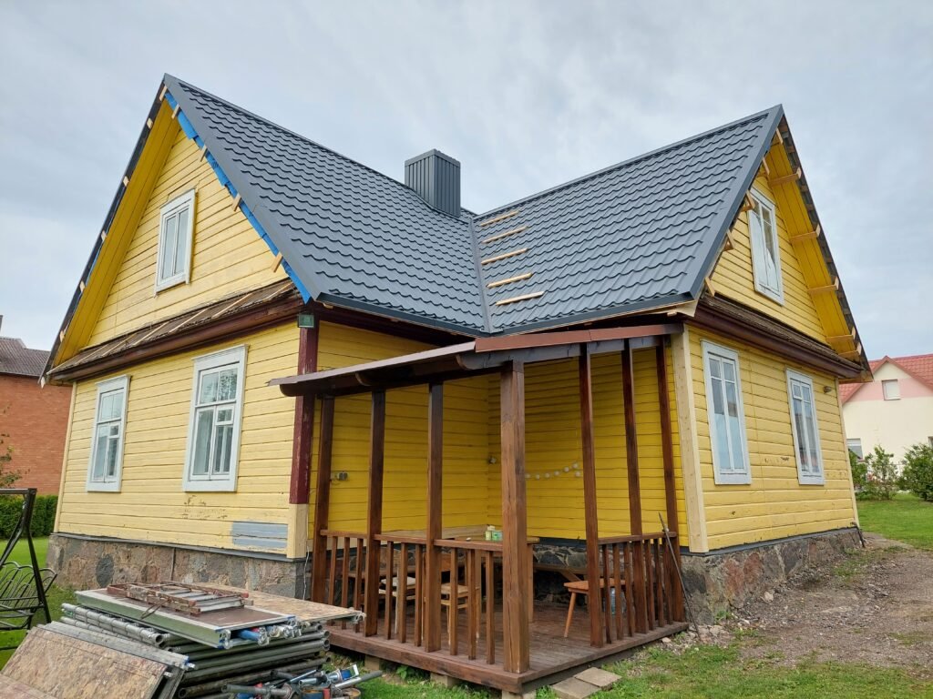 Paviršius dar nedažytas ir nesutvarkytas, medinis fasadas ruošiamas dažymui