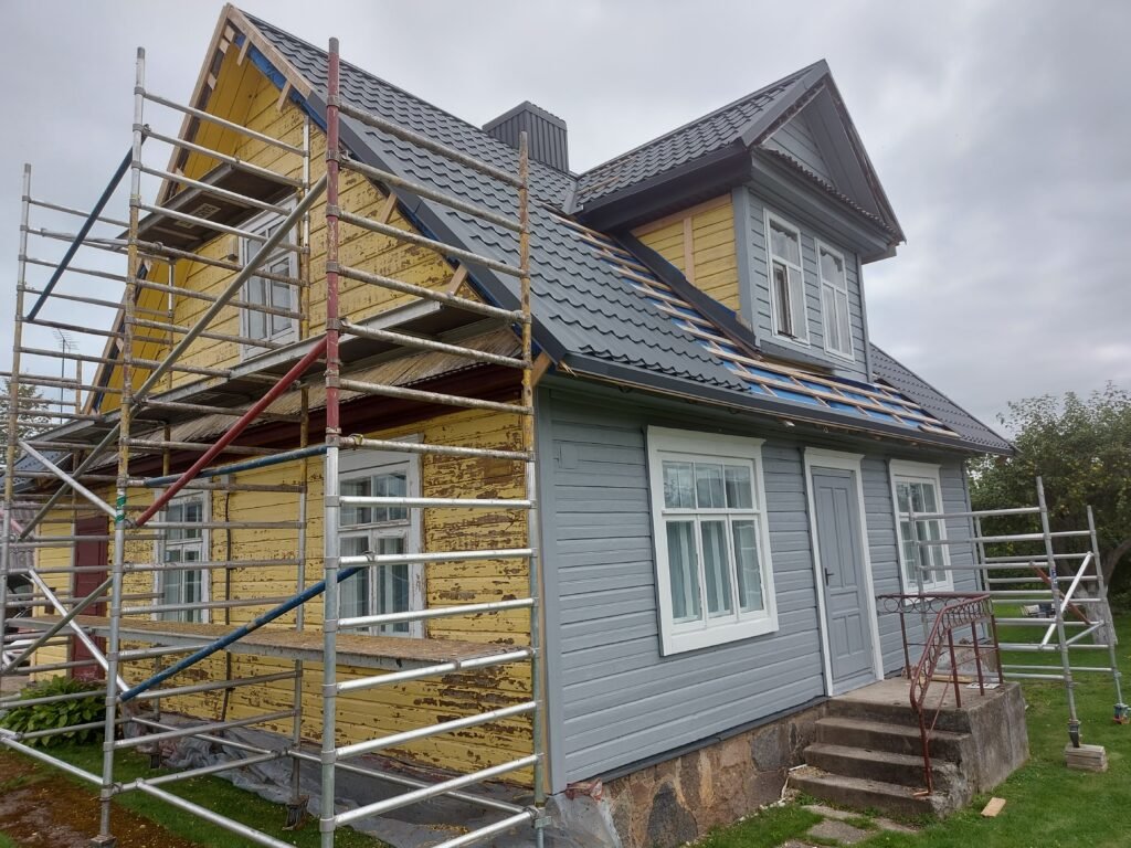 Dar ne visas nudažytas medinis namas su profesionaliai padengtais dažais ir tvarkingomis detalėmis