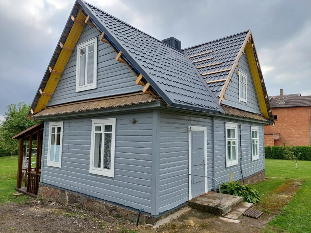 Namų fasadas po paruošimo ir dažymo - tvarkingas ir spalvingas