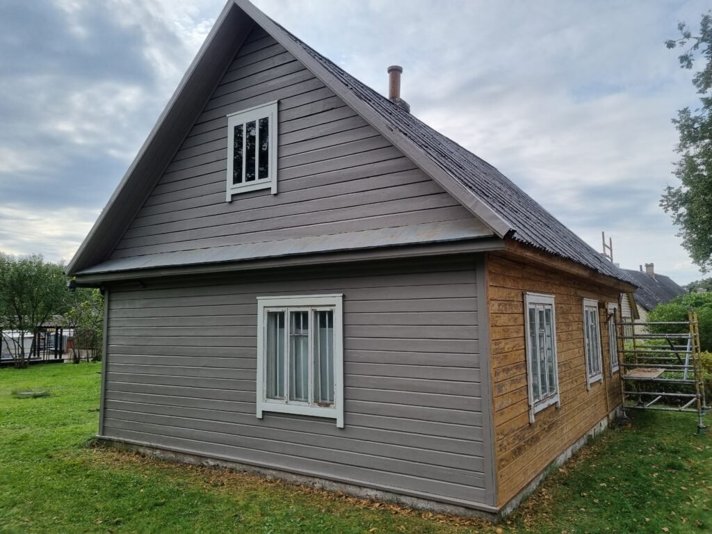 Medinis namas po paruošimo ir dažymo darbų - estetiškas fasadas