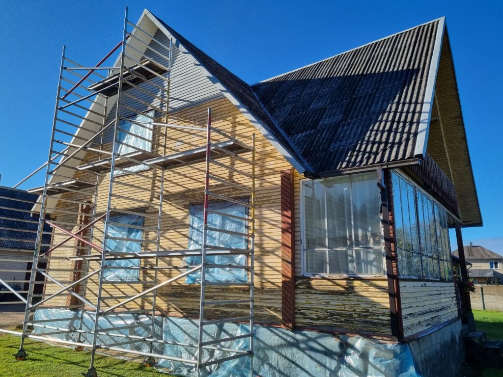 Medinis namas ruošiamas paruošiamiesiems darbams - dar neatlikti gruntavimo ir valymo darbai