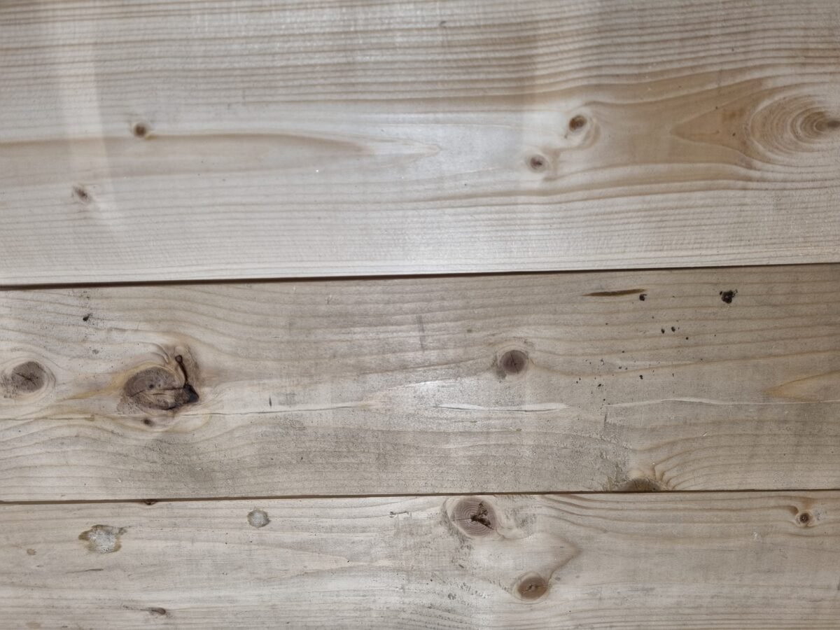 Medinio fasado lentelės visiškai nuvalytos nuo dažų