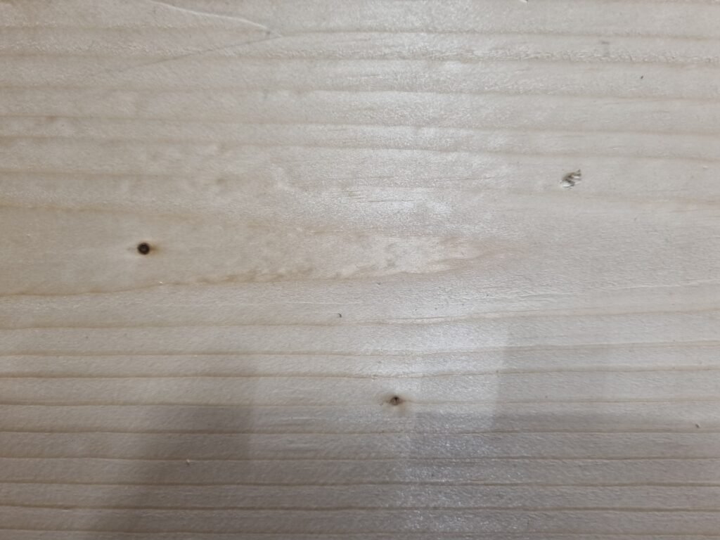 Švarus medinis paviršius po šlifavimo darbų