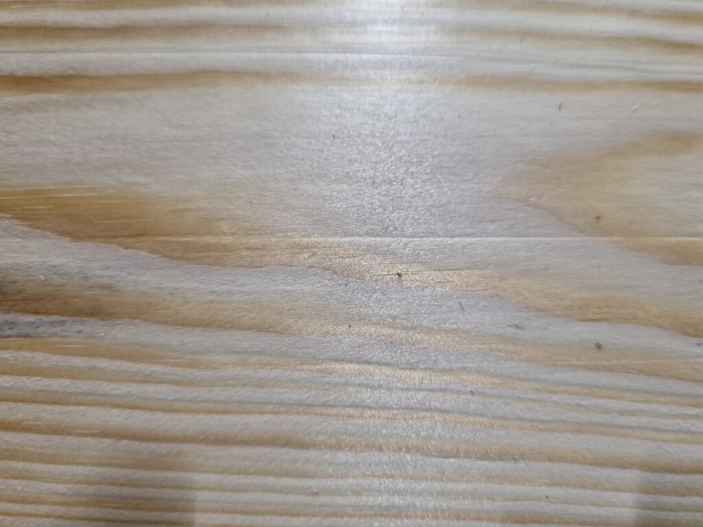 Nuplauta medinė lentelė po aukšto slėgio plovimo