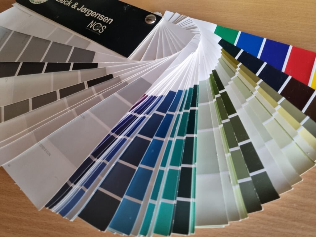 Klientams skirtų fasado dažų spalvų
pavyzdžių paletė su galimomis atspalvių kombinacijomis