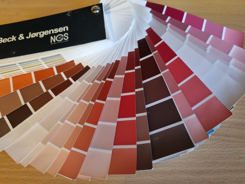 Spalvų paletė fasado dažymui, įvairūs tonai, skirta dažų pasirinkimui ir dizainui