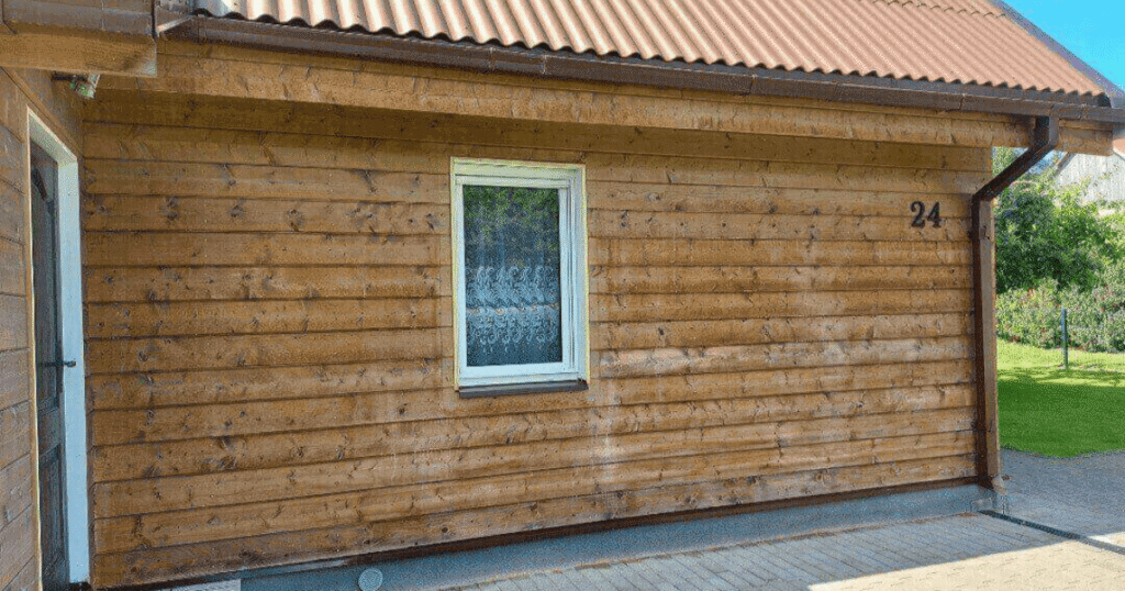 Tuojaus bus atliktas medinio fasado plovimas - nuimami nešvarumai ir dulkės