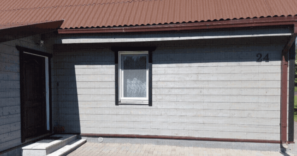 Fasadas padengtas impregnantu - mediena apsaugota nuo atmosferos poveikio