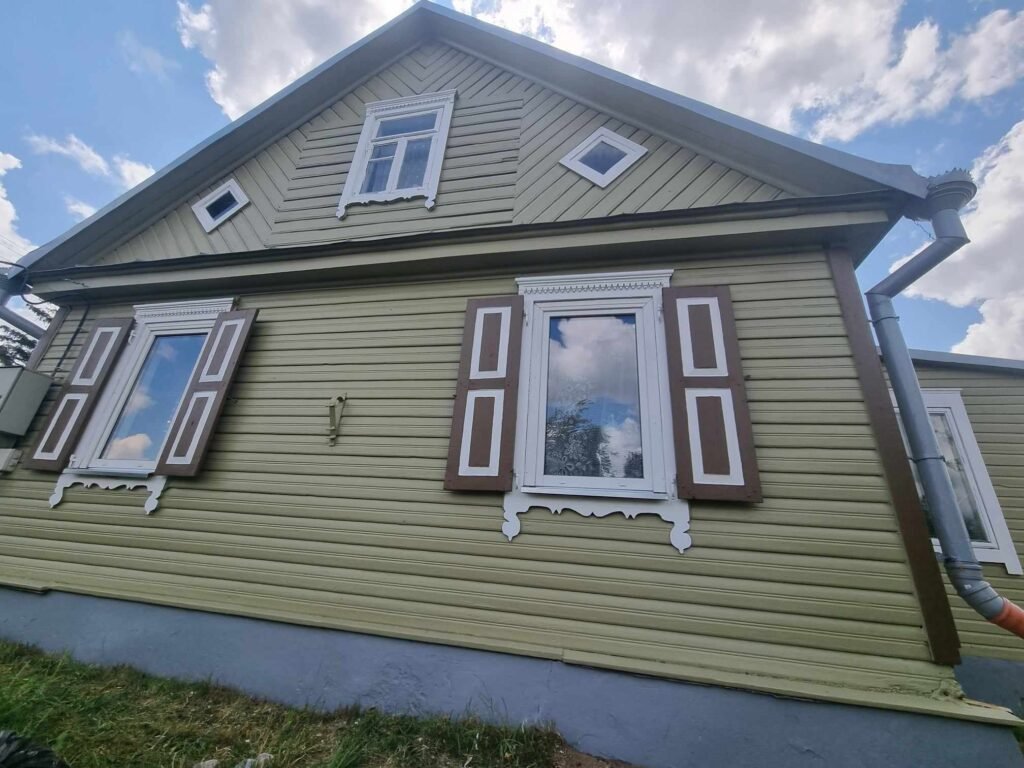 Nudažytas fasadas su profesionaliai
padengtomis sienomis ir detalėmis