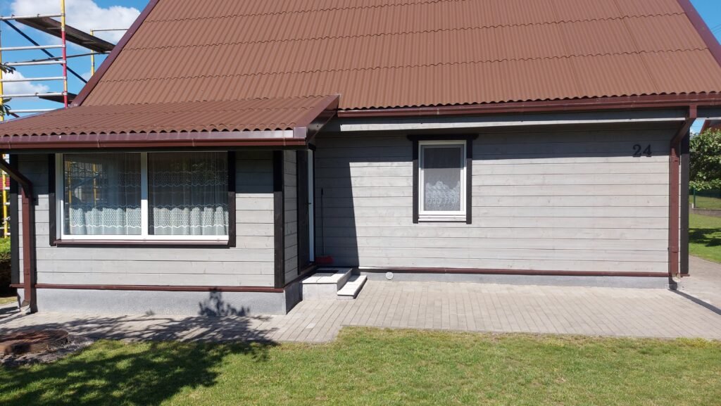 Medinis fasadas greičiau dėvisi, jei nėra prižiūrimas ir plaunamas