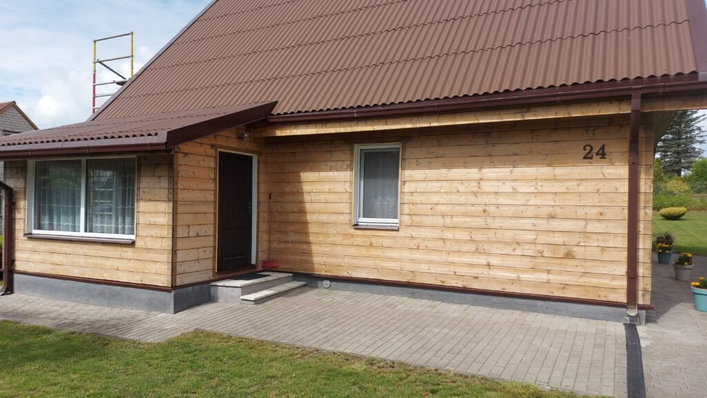 Medinis Fasadas nuplautas aukšto slėgio  įranga - pašalinti nešvarumai ir senas apnašas