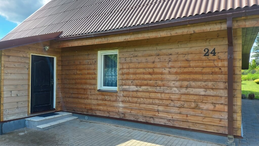 Atliekami parengiamieji darbai prieš fasado plovimą, paruošiami paviršiai