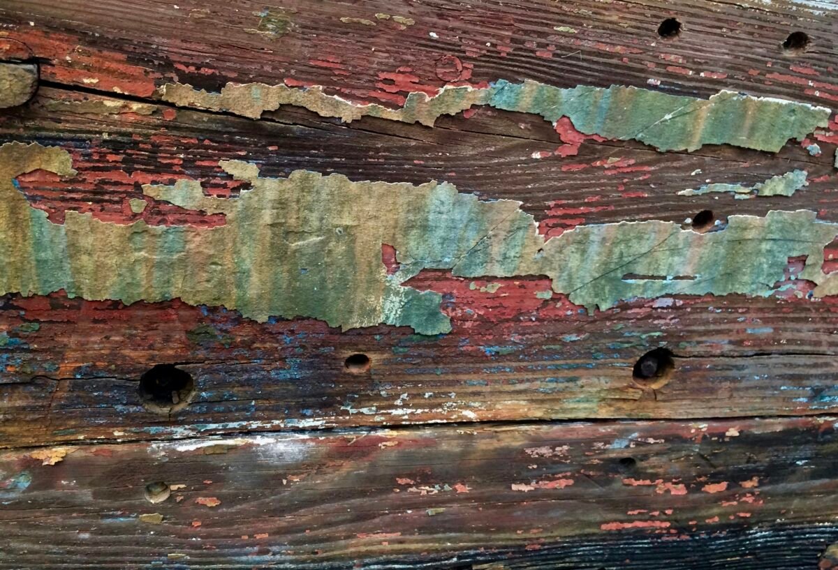 Mediena nuo kurios lupasi dažai