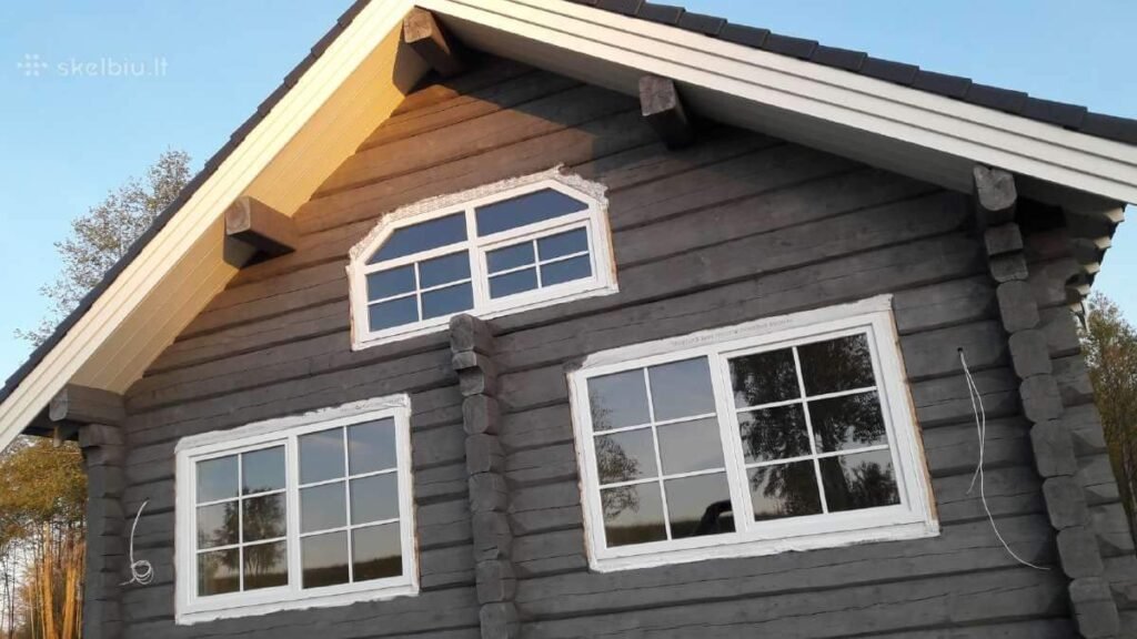 Rąstinis namas po paruošimo ir dažymo darbų - lygus paviršius ir estetiškas fasadas
