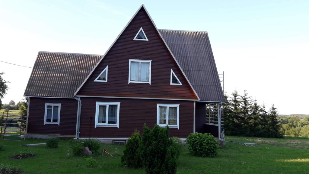 Pilnai perdažytas namas po senų dažų pašalinimo ir gruntavimo