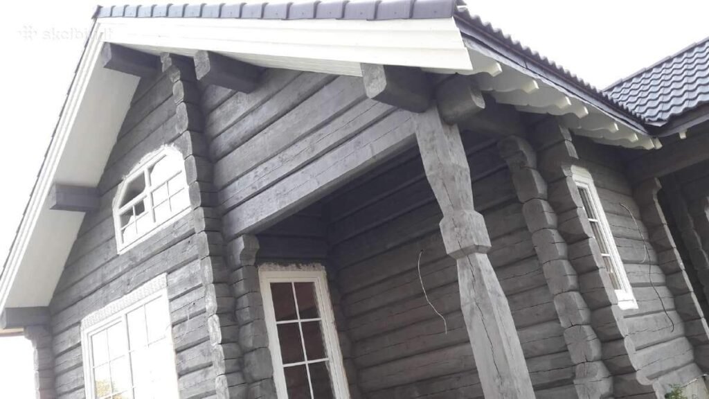 Pilnai perdažytas rąstinis namas su
apsaugine danga ir tvarkingu paviršiumi