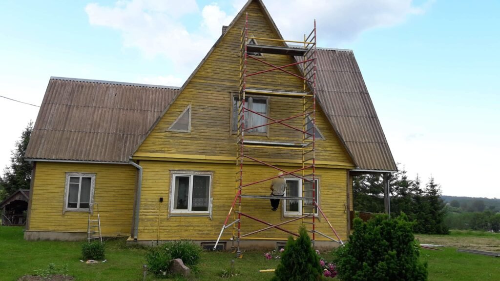 Nedažytas namas po vizualios apžiūros, laukia paruošiamųjų darbų prieš dažymą