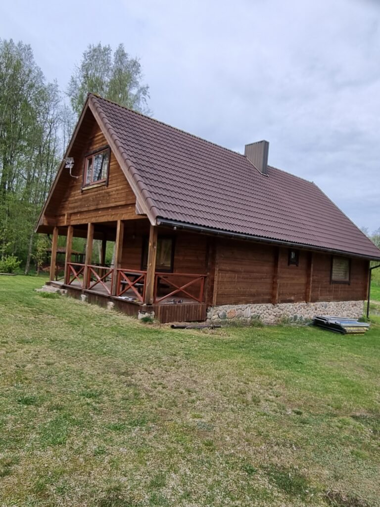 Nedažytas rastinio namo fasadas, Zarasų rajone