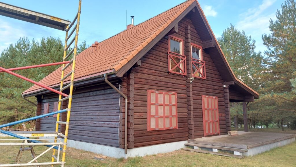 Rastinio namo fasadas po profesionalaus dažymo Ukmergės rajone