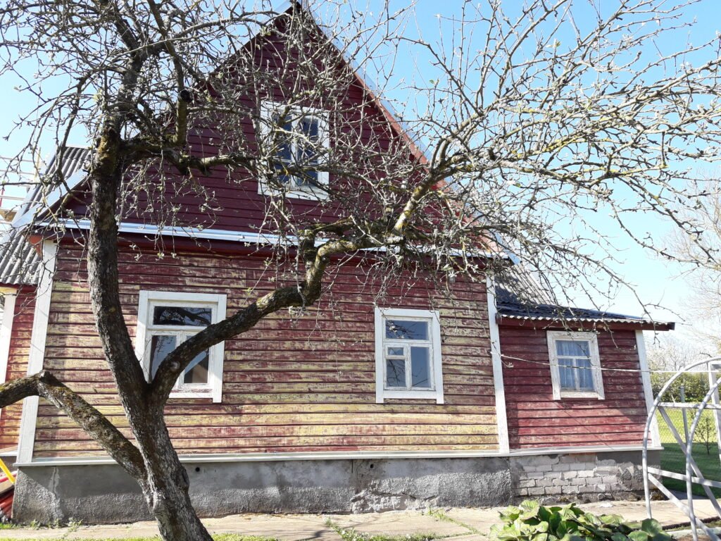 Neprižiūrėtas medinis namas su matomais defektais