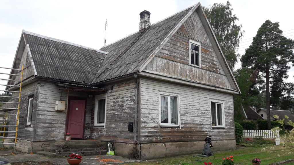 Medinio namo fasadas prieš dažymo darbus