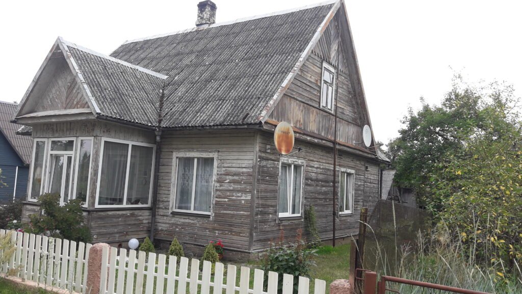 Medinis fasadas prieš dažymą, matomi paruošimo darbai