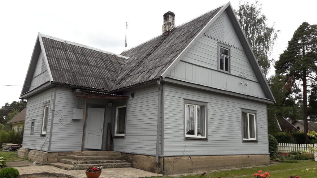 Tvarkingai nudažytas medinio namo fasadas