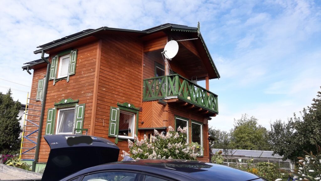 Medinio namo fasadas prieš atnaujinimą Anykščių rajone – ryškūs sienų skirtumai ir disproporcija