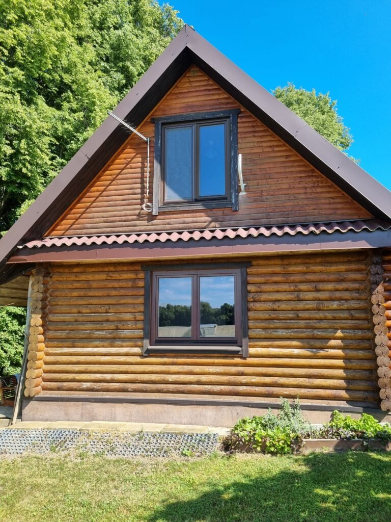 Senas rastinis namas prieš fasado dažymą, Ukmergės rajone