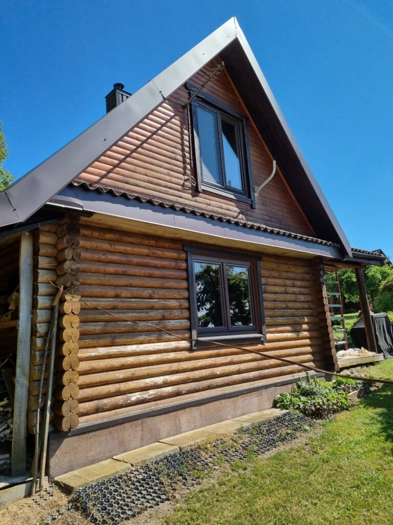 Rastinis namas su senais, nusidėvėjusiais rastais prieš dažymą, Ukmergės rajone