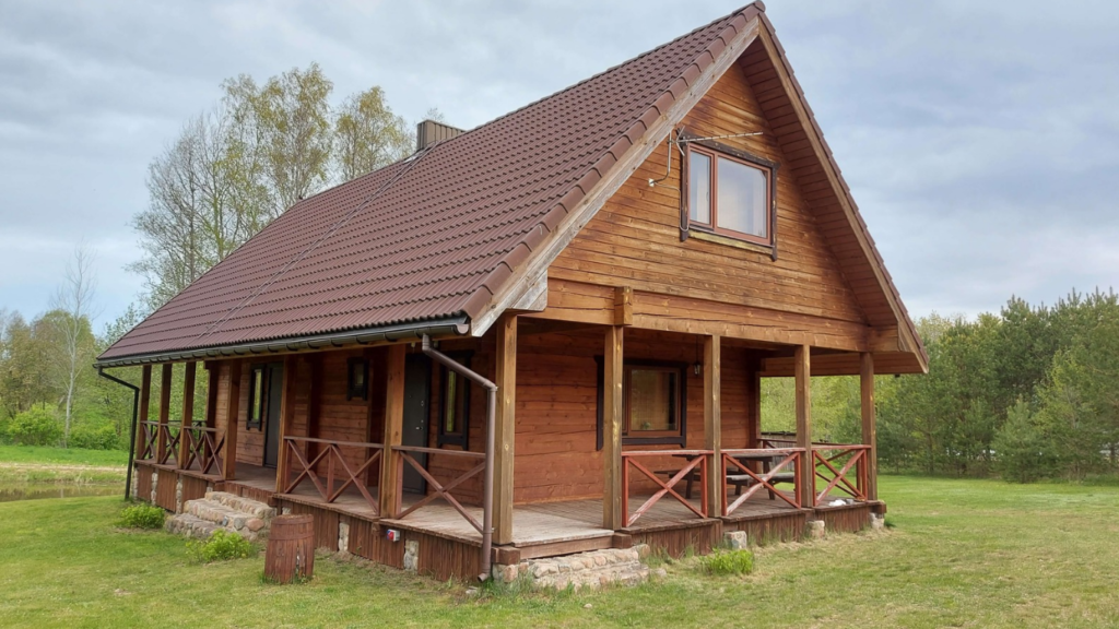 Rastinio namo fasadas prieš dažymo darbus, matomas nesidėvėjęs paviršius, Švenčionių rajonas