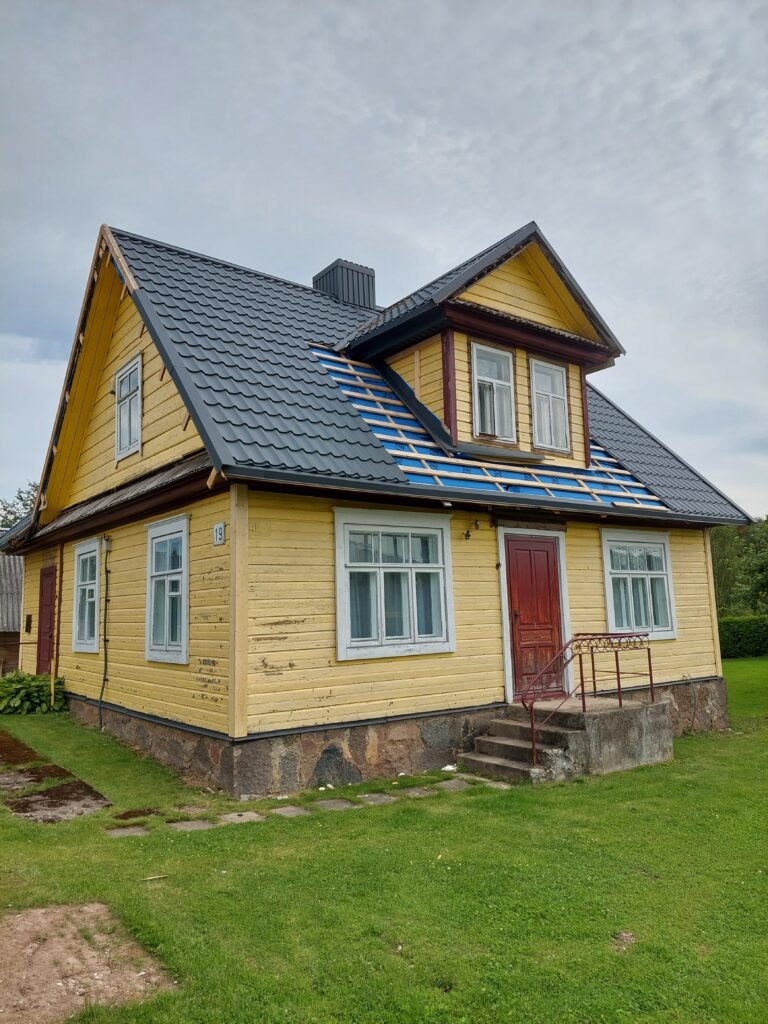 Seno medinio namo fasadas prieš atnaujinimą ir dažymą